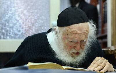 Le rabbin Chaim Kanievsky chez lui dans la ville de Bnei Brak à l'occasion de son 92ème anniversaire, le 11 janvier 2019. (Crédit : Shlomi Cohen / Flash90)