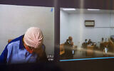 Malka Leifer, vue sur un écran, à gauche, lors d’une audience vidéo devant le tribunal de district de Jérusalem, le 20 juillet 2020. (Crédit : Yonatan Sindel / Flash90)