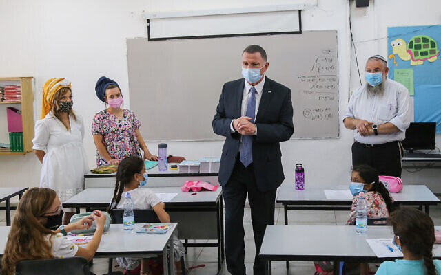 Le ministre de la Santé Yuli Edelstein lors d'une visite au sein de l'école Chen Neryah à Alon Shvut, le jour de la rentrée, le 1er septembre 2020 (Crédit : Gershon Elinson/Flash90) Le ministre de la Santé Yuli Edelstein lors d'une visite au sein de l'école Chen Neryah à Alon Shvut, le jour de la rentrée, le 1er septembre 2020 (Crédit : Gershon Elinson/Flash90)