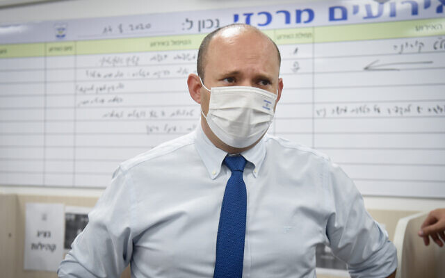 Naftali Bennett en visite dans la ville ultra-orthodoxe d'Elad, le 6 septembre 2020. (FLASH90) Naftali Bennett en visite dans la ville ultra-orthodoxe d'Elad, le 6 septembre 2020. (FLASH90)