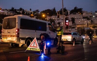 La police israélienne vue à l'entrée du quartier de Ramot à Jérusalem, alors qu'Israël applique un couvre-feu nocturne, appliqué à une quarantaine de villes dans tout Israël qui ont été gravement touchées par le coronavirus, 9 septembre 2020. (Yonatan Sindel/ Flash90)