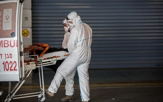 Des travailleurs du Magen David Adom portant des vêtements de protection à l'extérieur de l'unité de coronavirus de l'hôpital Shaare Zedek de Jérusalem, le 10 septembre 2020. (Crédit : Yonatan Sindel / Flash90)