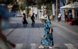 Des gens marchent avec des masques faciaux dans la rue Jaffa à Jérusalem le 10 septembre 2020. (Crédit : Yonatan Sindel / Flash90)