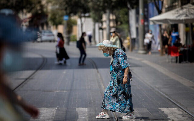 Des gens marchent avec des masques faciaux dans la rue Jaffa à Jérusalem le 10 septembre 2020. (Crédit : Yonatan Sindel / Flash90) Des gens marchent avec des masques faciaux dans la rue Jaffa à Jérusalem le 10 septembre 2020. (Crédit : Yonatan Sindel / Flash90)