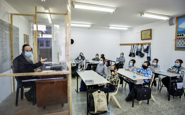 Des élèves ultra-orthodoxes dans leur école dans la ville de Rehovot, le 10 septembre 2020 (Crédit : Yossi Zeliger/Flash90) Des élèves ultra-orthodoxes dans leur école dans la ville de Rehovot, le 10 septembre 2020 (Crédit : Yossi Zeliger/Flash90)