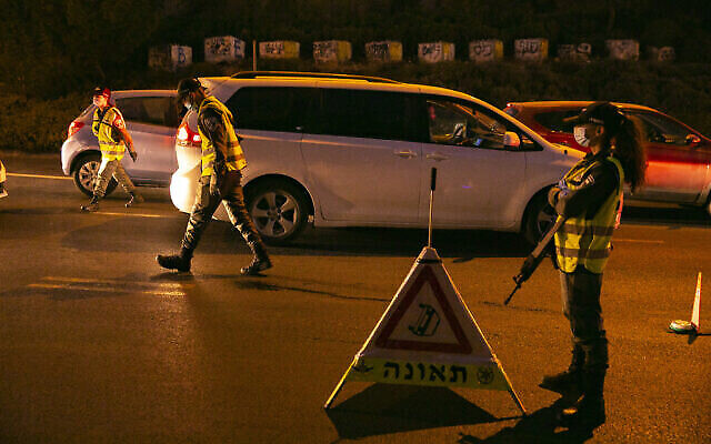 Des policiers appliquent un couvre-feu nocturne à l'entrée du quartier de Ramot à Jérusalem le 13 septembre 2020. (Crédit : Yonatan Sindel / Flash90)