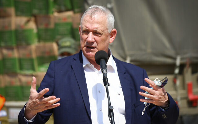 Le ministre de la Défense Benny Gantz s'adresse aux soldats du Commandement du Front Intérieur de l'armée israélienne, lors d'une visite dans la ville d'Ashdod, dans le sud du pays, le 14 septembre 2020. (FLASH90)