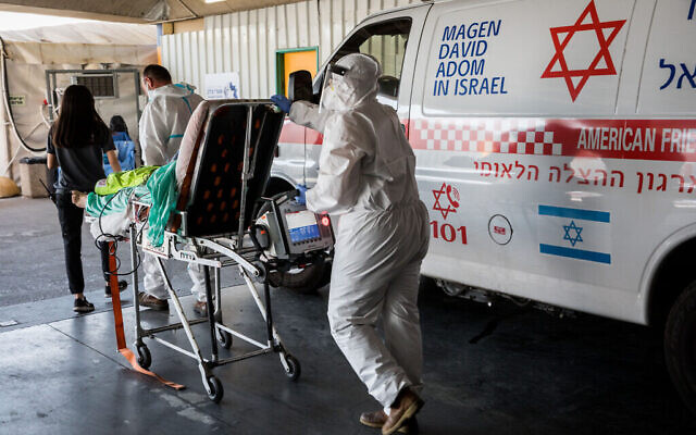 Personnel médical du Magen David Adom avec des vêtements de protection devant l'unité coronavirus de l'hôpital Shaare Tsedek à Jérusalem, le 14 septembre 2020. (Crédit : Nati Shohat / Flash90) Personnel médical du Magen David Adom avec des vêtements de protection devant l'unité coronavirus de l'hôpital Shaare Tsedek à Jérusalem, le 14 septembre 2020. (Crédit : Nati Shohat / Flash90)