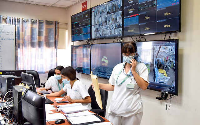 Des employées du centre médical Soroka de Beer Sheva dans l'unité de coronavirus de l'hôpital, le 15 septembre 2020 (Crédit : Yossi Zeliger/Flash90)