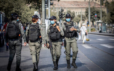 Des agents de la police des frontières israéliens au marché Mahane Yehuda de Jérusalem à la veille du Nouvel an juif, le 28 septembre 2020 (Crédit :   Yonatan Sindel/Flash90)