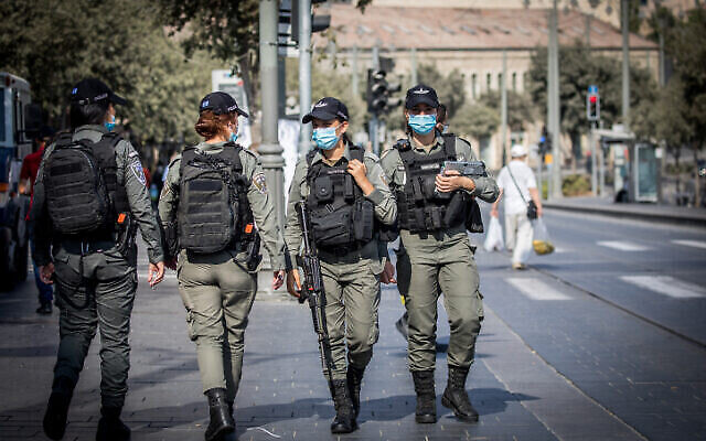 Des agents de la police des frontières israéliens au marché Mahane Yehuda de Jérusalem à la veille du Nouvel an juif, le 28 septembre 2020 (Crédit :   Yonatan Sindel/Flash90)
