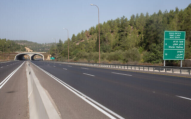 Une partie de la Route 1 vide dans le cadre du nouveau confinement national, le 19 septembre 2020 (Crédit : Yossi Aloni/Flash90)