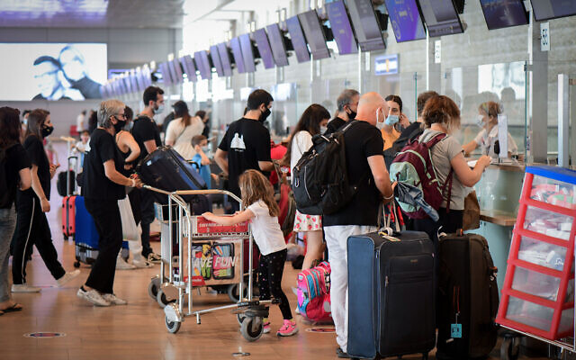Des passagers à l'aéroport international Ben Gurion pendant un confinement national, le 24 septembre 2020. (Crédit : Avshalom Sassoni/Flash90)