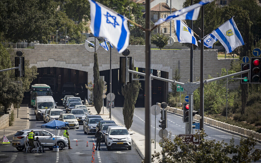 La police et les soldats israéliens à un barrage temporaire lors du confinement national à Jérusalem, le 24 septembre 2020 (Crédit : Olivier Fitoussi/Flash90)