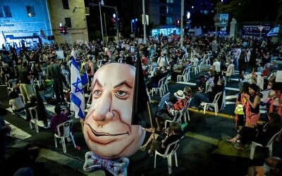 Suivant les règles de distanciation sociale, les manifestants rassemblés pour réclamer la démission du Premier ministre Benjamin Netanyahu aux abords de sa résidence officielle, le 24 septembre 2020 (Crédit : Yonatan Sindel/Flash90) Suivant les règles de distanciation sociale, les manifestants rassemblés pour réclamer la démission du Premier ministre Benjamin Netanyahu aux abords de sa résidence officielle, le 24 septembre 2020 (Crédit : Yonatan Sindel/Flash90)