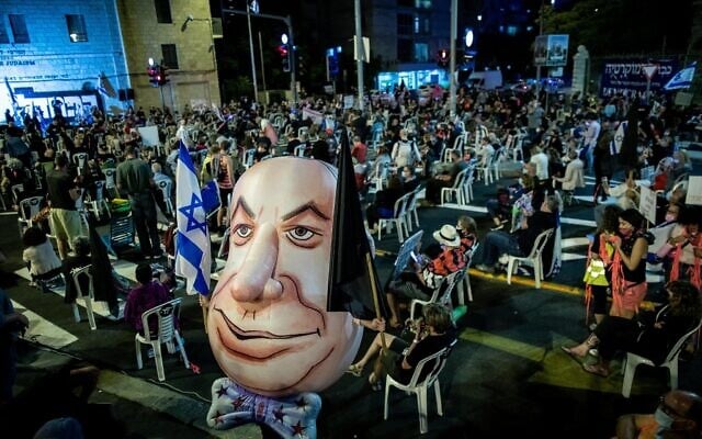 Suivant les règles de distanciation sociale, les manifestants rassemblés pour réclamer la démission du Premier ministre Benjamin Netanyahu aux abords de sa résidence officielle, le 24 septembre 2020 (Crédit : Yonatan Sindel/Flash90) Suivant les règles de distanciation sociale, les manifestants rassemblés pour réclamer la démission du Premier ministre Benjamin Netanyahu aux abords de sa résidence officielle, le 24 septembre 2020 (Crédit : Yonatan Sindel/Flash90)