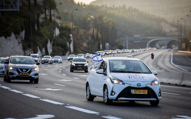 Des Israéliens manifestent en convoi contre le Premier ministre Benjamin Netanyahu sur la Route 1, le 26 septembre 2020 (Crédit : Nati Shohat/Flash90)