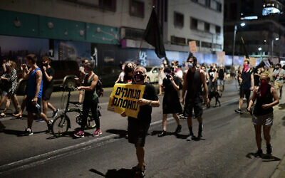 Des Israéliens manifestent contre le gouvernement aux abords du siège de la police israélienne dans le district de Tel Aviv, le 29 septembre 2020 (Crédit : Tomer Neuberg/Flash90)