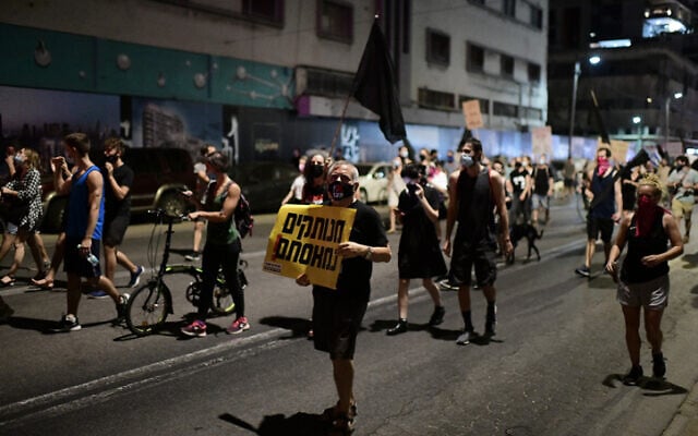 Des Israéliens manifestent contre le gouvernement aux abords du siège de la police israélienne dans le district de Tel Aviv, le 29 septembre 2020 (Crédit : Tomer Neuberg/Flash90)