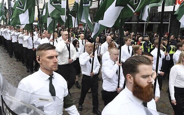 Des membres du Mouvement de résistance nordique d'extrême droite défilent dans la ville de Ludvika, dans le centre de la Suède, le 1er mai 2018. (Ulf Palm/AFP via Getty Images) Des membres du Mouvement de résistance nordique d'extrême droite défilent dans la ville de Ludvika, dans le centre de la Suède, le 1er mai 2018. (Ulf Palm/AFP via Getty Images)
