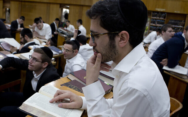 Les élèves de la yeshiva Darchei Torah Boys pendant une visite dans l'école de la Secrétaire d'Etat américaine à l'Education Betsy DeVos, le 16 mai 2018 dans le quartier du Queens, à New York City (Crédit : Andrew Lichtenstein/Corbis via Getty Images via JTA)