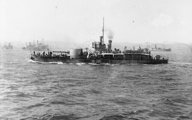 Photo non datée du navire de guerre britannique HMS M15 à Moudros, en Grèce. (Domaine public/Wikipedia) Photo non datée du navire de guerre britannique HMS M15 à Moudros, en Grèce. (Domaine public/Wikipedia)