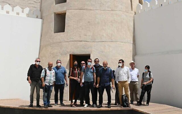 Des journalistes israéliens à la tour de guet historique d'Abu Dhabi, le 1er septembre 2020. (Matty Stern/ Ambassade des États-Unis)