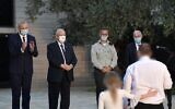 De gauche à droite, le ministre de la Défense Benny Gantz, le président Reuven Rivlin, le chef d'état-major de Tsahal Aviv Kohavi et l'ancien conseiller à la sécurité nationale Yaakov Amidror remettent le Prix israélien de la sécurité à la résidence du président, à Jérusalem, le 13 septembre 2020. (Kobi Gideon/Service de presse du Premier ministre)