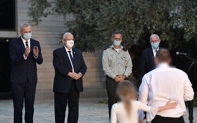 De gauche à droite, le ministre de la Défense Benny Gantz, le président Reuven Rivlin, le chef d'état-major de Tsahal Aviv Kohavi et l'ancien conseiller à la sécurité nationale Yaakov Amidror remettent le Prix israélien de la sécurité à la résidence du président, à Jérusalem, le 13 septembre 2020. (Kobi Gideon/Service de presse du Premier ministre) De gauche à droite, le ministre de la Défense Benny Gantz, le président Reuven Rivlin, le chef d'état-major de Tsahal Aviv Kohavi et l'ancien conseiller à la sécurité nationale Yaakov Amidror remettent le Prix israélien de la sécurité à la résidence du président, à Jérusalem, le 13 septembre 2020. (Kobi Gideon/Service de presse du Premier ministre)