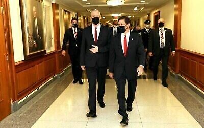 Le secrétaire américain à la Défense Mark Esper, (à droite), avec le ministre de la Défense Benny Gantz au Pentagone, à Washington, le 22 septembre 2020. (Shmulik Almani/Ministère de la Défense)