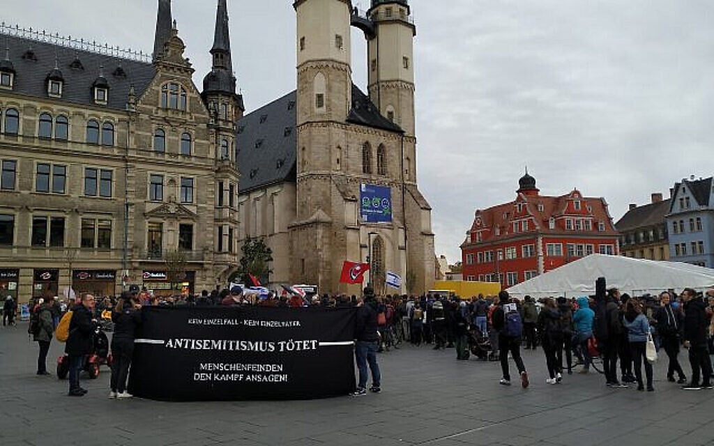 Illustration : Des manifestants avec une bannière qui dit "l'antisémitisme tue" à Halle, dans le centre de l'Allemagne, le 11 octobre 2019 (Crédit : Yaakov Schwartz/ Times of Israel)