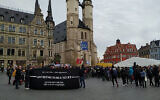 Illustration : Des manifestants avec une bannière qui dit "l'antisémitisme tue" à Halle, dans le centre de l'Allemagne, le 11 octobre 2019 (Crédit : Yaakov Schwartz/ Times of Israel)