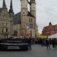 Illustration : Des manifestants avec une bannière qui dit "l'antisémitisme tue" à Halle, dans le centre de l'Allemagne, le 11 octobre 2019 (Crédit : Yaakov Schwartz/ Times of Israel)