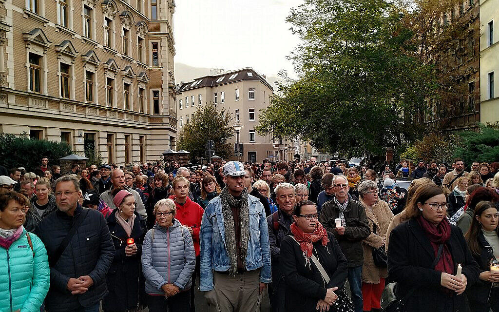 Des personnes réunies lors d'une veillée devant la synagogue de Halle, le 11 octobre 2019 (Crédit : Yaakov Schwartz/ Times of Israel)