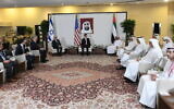 Le conseiller à la sécurité nationale Meir Ben-Shabbat rencontre son homologue, le conseiller à la sécurité nationale des Émirats arabes unis, Sheikh Tahnoun bin Zayed, le ministre des Affaires étrangères et de la coopération internationale des Émirats arabes unis, Sheikh Abdullah bin Zayed, le conseiller présidentiel américain Jared Kushner et le conseiller américain à la sécurité nationale Robert O'Brien, et d'autres responsables, dans le palais du conseiller à la sécurité nationale des Emirats arabes unis à Abou Dhabi, le 31 août 2020. (Amos Ben-Gershom / GPO)