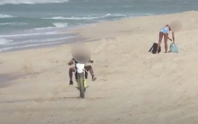 Un homme considéré comme un danger pour les baigneurs est vu en train de conduire une moto dans la ville d'Ashdod, dans le sud du pays, le 11 septembre 2020. (Capture d'écran : YouTube) Un homme considéré comme un danger pour les baigneurs est vu en train de conduire une moto dans la ville d'Ashdod, dans le sud du pays, le 11 septembre 2020. (Capture d'écran : YouTube)