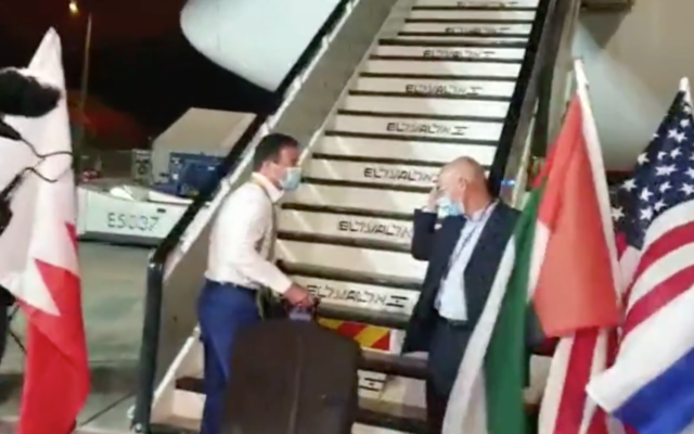 Le chef du Mossad Yossi Cohen (à gauche) embarque à bord d'un vol vers Washington, le 13 septembre 2020, pour la cérémonie de signature des Abraham Accords 13, 2020. Les drapeaux des EAU, des États-Unis et d'Israël ont été installés de chaque côté de l'escalier. (Capture écran)