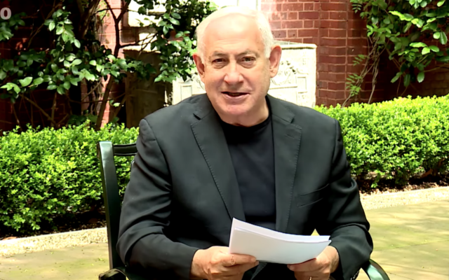 Le Premier ministre Benjamin Netanyahu tient une copie du traité conclu entre Israël et les EAU et de la déclaration de paix avec Bahreïn dans son hôtel de Washington, à la veille de la signature des Accords d'Abraham à la Maison Blanche, le 14 septembre 2020 (Capture d'écran : GPO) Le Premier ministre Benjamin Netanyahu tient une copie du traité conclu entre Israël et les EAU et de la déclaration de paix avec Bahreïn dans son hôtel de Washington, à la veille de la signature des Accords d'Abraham à la Maison Blanche, le 14 septembre 2020 (Capture d'écran : GPO)