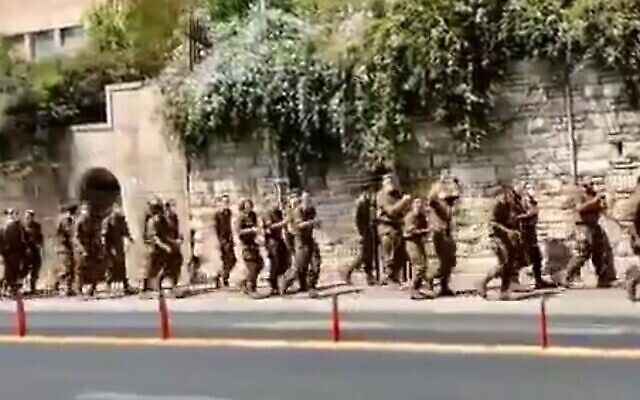 Des soldats du bataillon religieux Netzah Yehuda de Tsahal scandent des slogans d'extrême droite à l'attention de manifestants devant la résidence du Premier ministre à Jérusalem, le 15 septembre 2020. (Capture écran / Kikar Hashabbat) Des soldats du bataillon religieux Netzah Yehuda de Tsahal scandent des slogans d'extrême droite à l'attention de manifestants devant la résidence du Premier ministre à Jérusalem, le 15 septembre 2020. (Capture écran / Kikar Hashabbat)