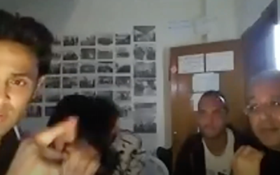 Rami Aman, 38 ans, s'adresse à des militants israéliens lors d'une vidéoconférence en avril avant d'être arrêté par les autorités du Hamas. (Capture d'écran : Youtube)