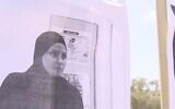 Capture d'écran d’une vidéo arrêtée sur une photo de Sharifa Abou Muammar affichée sur les grilles de l'école où elle enseignait, le 1er septembre 2020. (Chaîne 12)