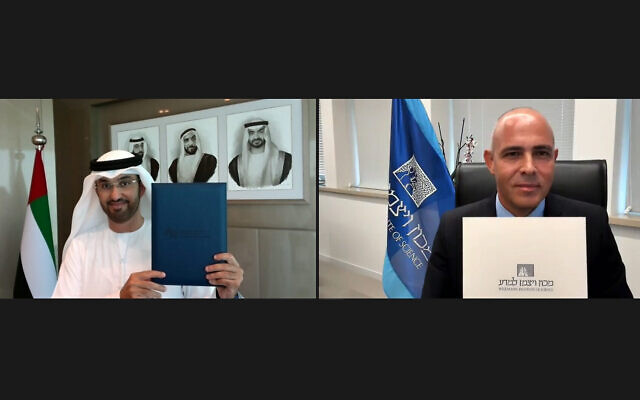 Alon Chen (à droite), directeur de l'Institut Weizmann des sciences, et le sultan Ahmed Al Jaber brandissent des copies du protocole d'accord signé entre l'institut basé à Rehovot et l'Université d'intelligence artificielle Mohamed bin Zayed. (Avec l'aimable autorisation de l'Institut Weizmann des sciences) Alon Chen (à droite), directeur de l'Institut Weizmann des sciences, et le sultan Ahmed Al Jaber brandissent des copies du protocole d'accord signé entre l'institut basé à Rehovot et l'Université d'intelligence artificielle Mohamed bin Zayed. (Avec l'aimable autorisation de l'Institut Weizmann des sciences)