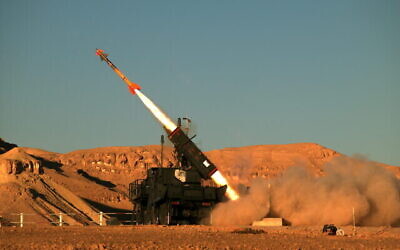 Un missile sol-air SPYDER est tiré lors d'un test sur une photo non datée. (Crédit : Rafael Advanced Defense Systems Ltd.)