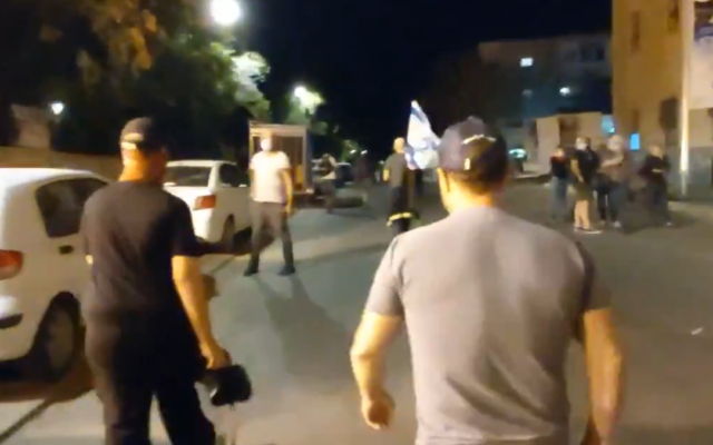 Topaz Luk, à gauche, et Ofer Golan observent une manifestation contre le Premier ministre Benjamin Netanyahu près de sa résidence officielle à Jérusalem le 21 septembre 2020. (Capture écran/Twitter)