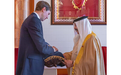 Le haut-conseiller à la Maison Blanche, Jared Kushner, présente un rouleau de Torah au roi du Bahreïn, Hamad bin Isa Al Khalifa, lors d'une visite dans ce pays du Golfe, au début du mois de septembre 2020. (Crédit : Twitter/Avi Berkowitz)