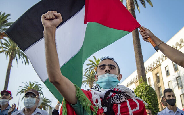 Des Marocains agitent le drapeau palestinien lors d'une manifestation contre les accords de normalisation Israël-EAU-Bahreïn dans la capitale Rabat, le 18 septembre 2020. (Fadel Senna / AFP) Des Marocains agitent le drapeau palestinien lors d'une manifestation contre les accords de normalisation Israël-EAU-Bahreïn dans la capitale Rabat, le 18 septembre 2020. (Fadel Senna / AFP)
