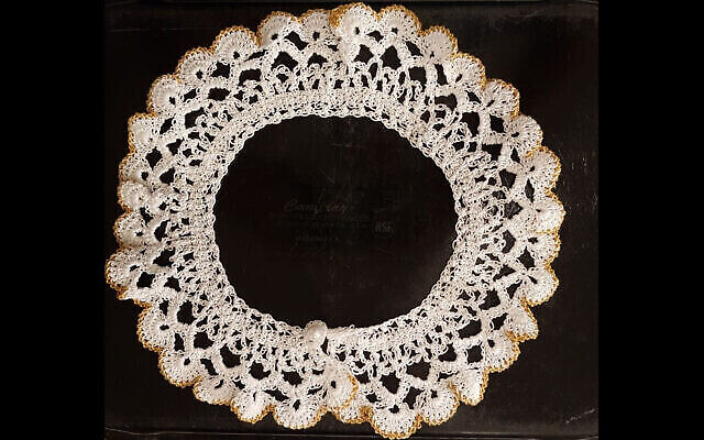 L'un des cols jabot en dentelle blanche, emblématique de la regrettée juge de la Cour suprême Ruth Bader Ginsburg, sera exposé au Musée du peuple juif de Tel-Aviv. (Autorisation/Musée du peuple juif via JTA)