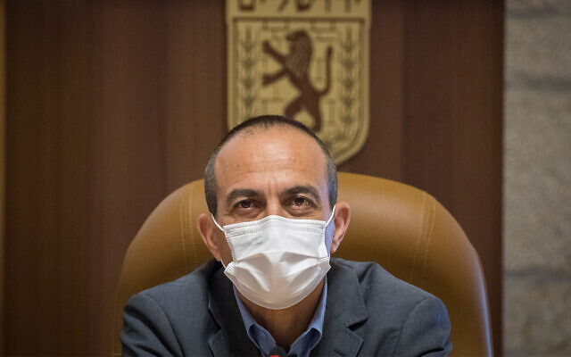 Ronni Gamzu lors d'une réunion avec le maire de Jérusalem, Moshe Leon, à l'hôtel de ville de Jérusalem, le 12 août 2020. (Olivier Fitoussi/Flash90) Ronni Gamzu lors d'une réunion avec le maire de Jérusalem, Moshe Leon, à l'hôtel de ville de Jérusalem, le 12 août 2020. (Olivier Fitoussi/Flash90)