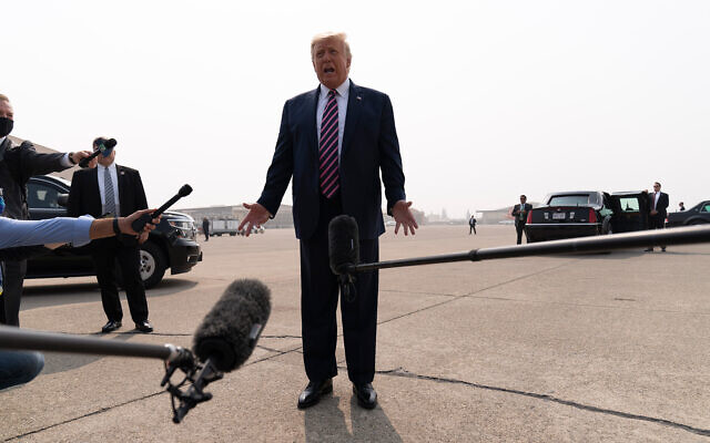 Le président américain Donald Trump s'adresse aux journalistes à son arrivée à l'aéroport de Sacramento McClellan, dans le parc McClellan, en Californie, le 14 septembre 2020. (AP Photo/Andrew Harnik) Le président américain Donald Trump s'adresse aux journalistes à son arrivée à l'aéroport de Sacramento McClellan, dans le parc McClellan, en Californie, le 14 septembre 2020. (AP Photo/Andrew Harnik)