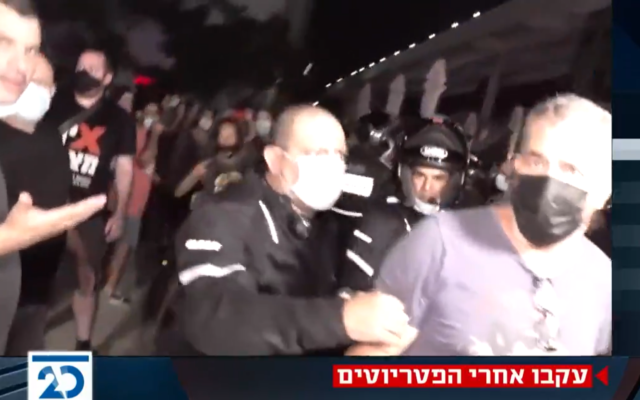 Des manifestants anti-Netanyahu perturbent la diffusion d'un programme de la Vingtième chaîne sur la place Habima de Tel Aviv, le 29 septembre 2020 (Capture d'écran : Twitter) Des manifestants anti-Netanyahu perturbent la diffusion d'un programme de la Vingtième chaîne sur la place Habima de Tel Aviv, le 29 septembre 2020 (Capture d'écran : Twitter)
